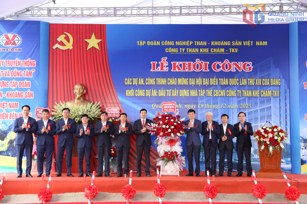 Đại diện lãnh đạo sở, ban, ngành của tỉnh tặng hoa chúc mừng lễ khởi công Dự án.