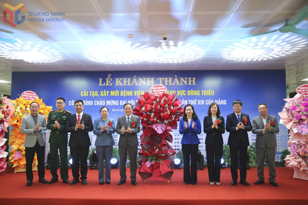 Đồng chí Nguyễn Thị Hạnh, Phó Chủ tịch UBND tỉnh tặng hoa chúc mừng cán bộ, y bác sĩ Bệnh viện Đa khoa khu vực Đông Triều.