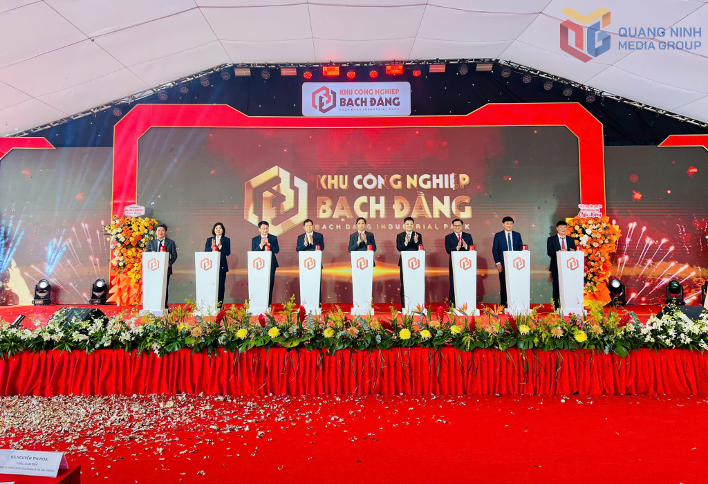 Các đại biểu bấm nút chính thức khởi công dự án.