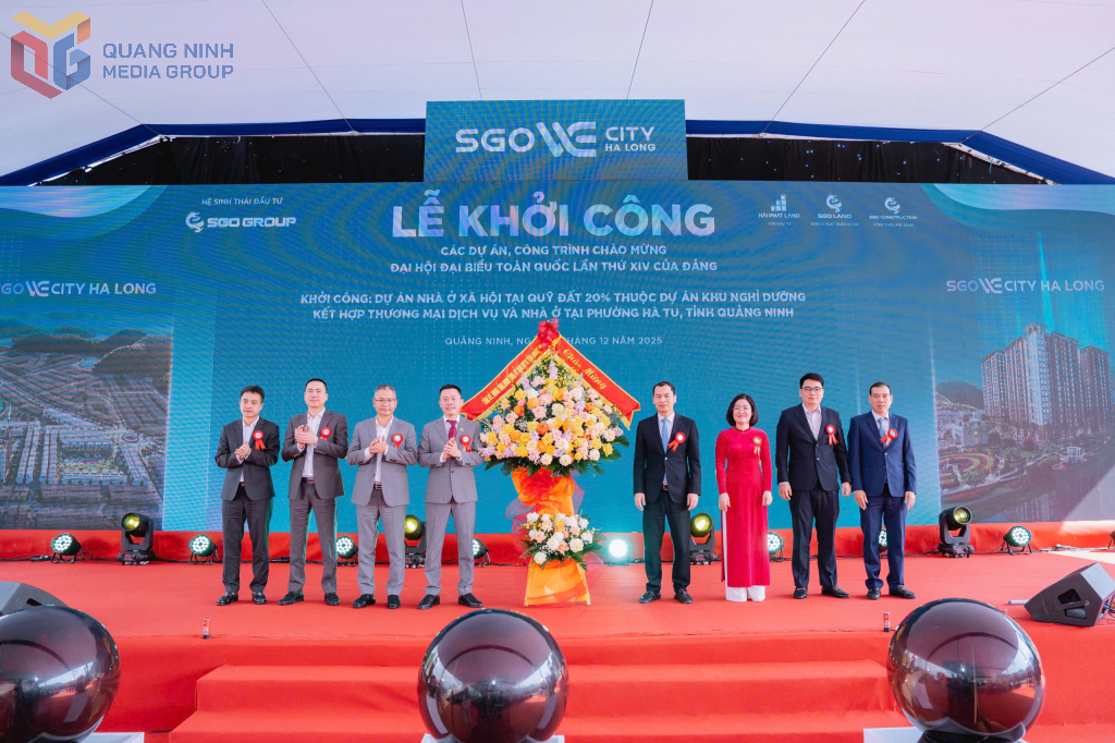 Đại diện sở, ngành và địa phương tặng hoa chúc mừng.