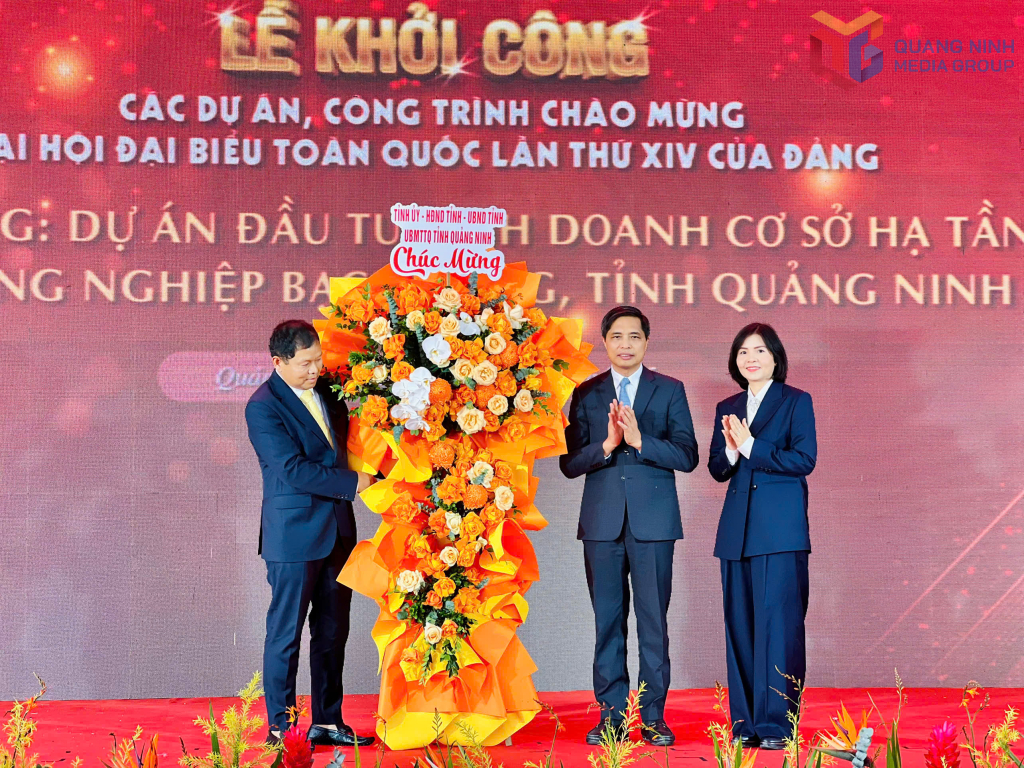 Thay mặt Tỉnh ủy, HĐND, UBND, Ủy ban MTTQ tỉnh, đồng chí Vũ Văn Diện, Ủy viên BTV Tỉnh ủy, Phó Chủ tịch Thường trực UBND tỉnh tặng hoa cho Chủ đầu tư dự án.