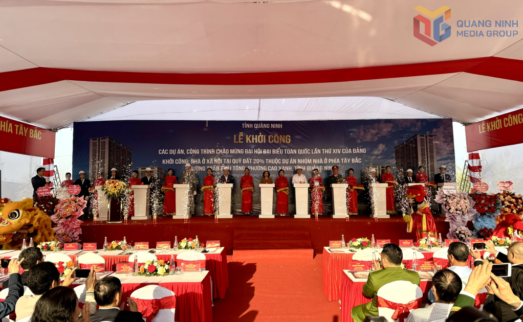 Các đại biểu thực hiện nghi thức khởi công khởi công dự án nhà ở xã hội tại quỹ đất 20% thuộc dự án nhóm nhà ở phía Tây Bắc đường Trần Thái Tông (phường Cao Xanh).