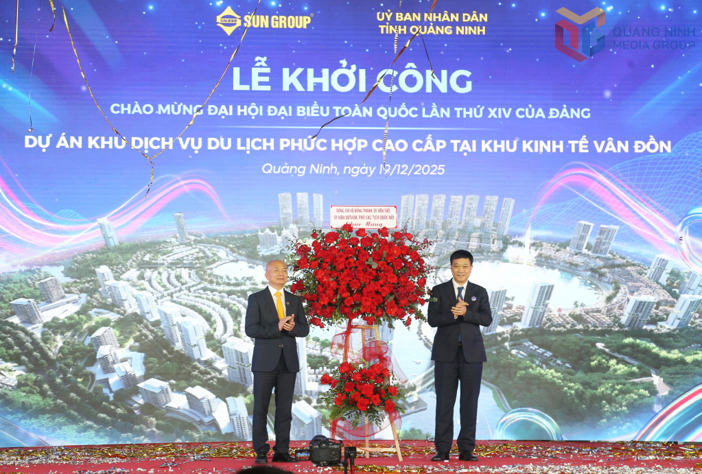 Đồng chí Vũ Hồng Thanh, Ủy viên Trung ương Đảng, Phó Chủ tịch Quốc hội tặng hoa chúc mừng khởi công dự án.