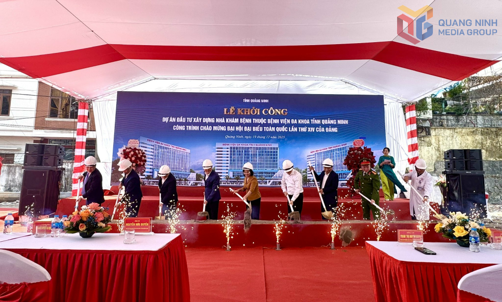 Các đại biểu thực hiện nghi thức khởi công đầu tư xây dựng nhà khám bệnh thuộc Bệnh viện Đa khoa tỉnh Quảng Ninh.