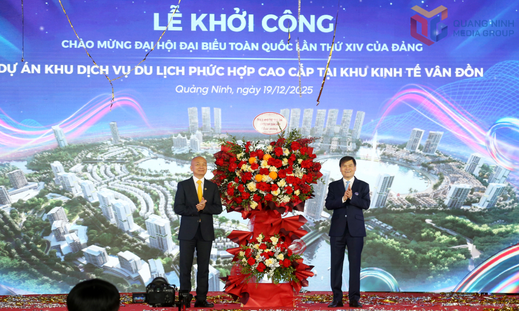 Tỉnh ủy, HĐND, UBND, Ủy ban MTTQ tỉnh tặng hoa chúc mừng Tập đoàn Sungroup.