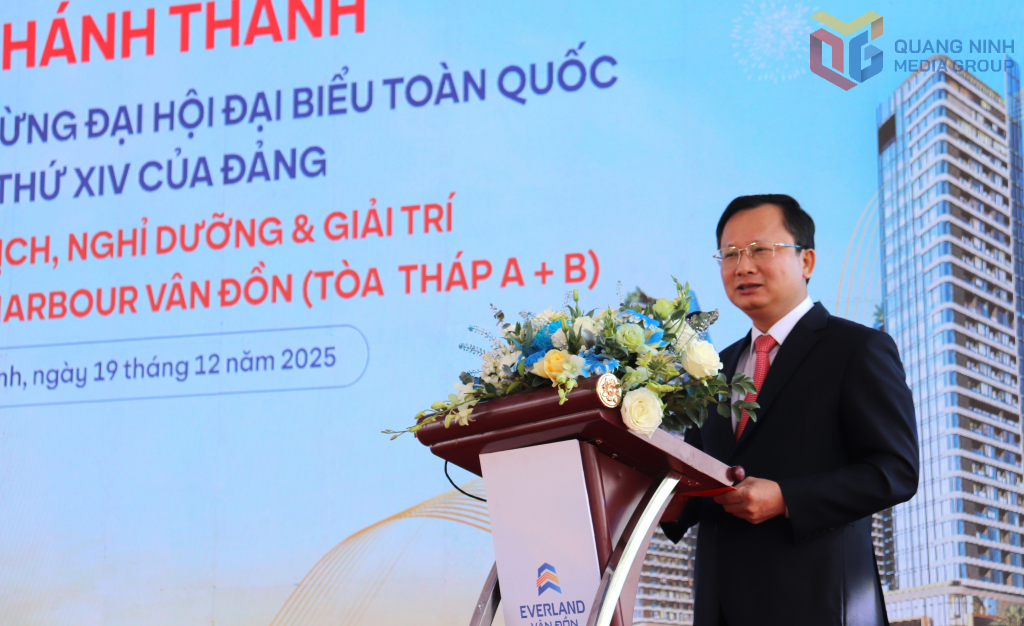 Đồng chí Cao Tường Huy, Bí thư, Chủ tịch HĐND Đặc khu Vân Đồn phát biểu.