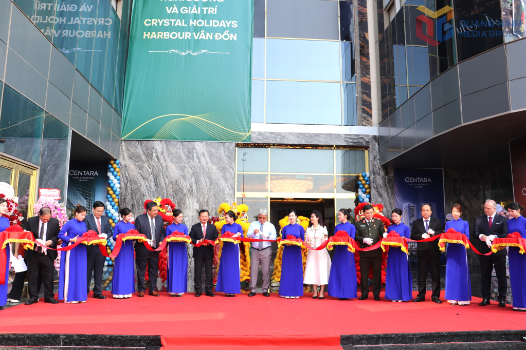 Các đại biểu cắt băng khánh thành dự án.