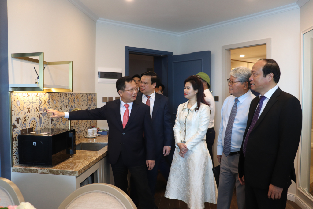 Các đại biểu tham quan dự án.