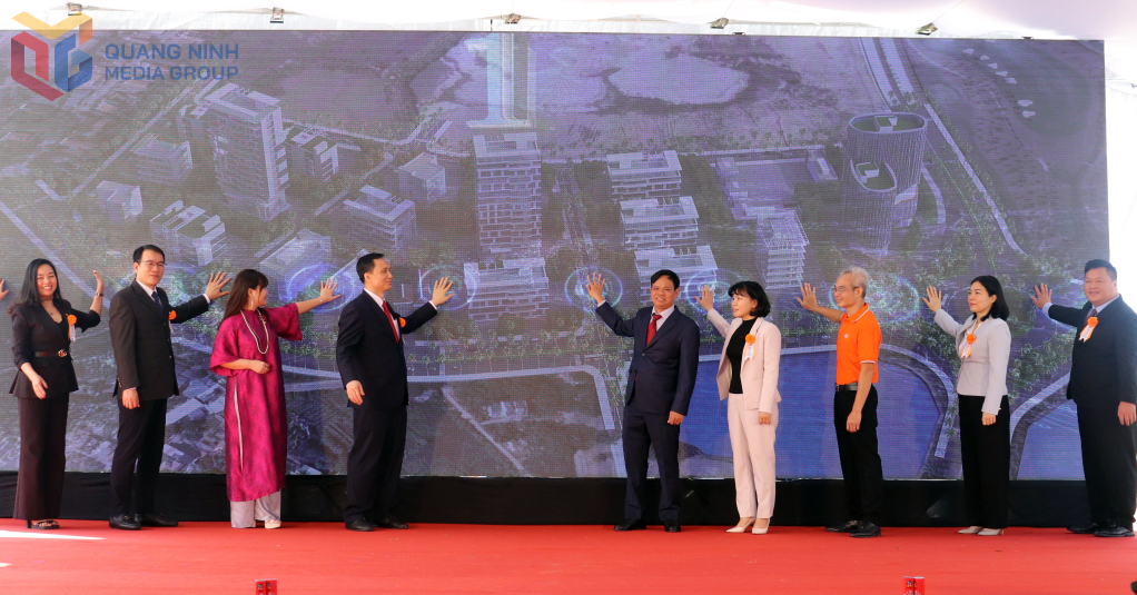 Các đại biểu thực hiện nghi thức  khởi công dự án.