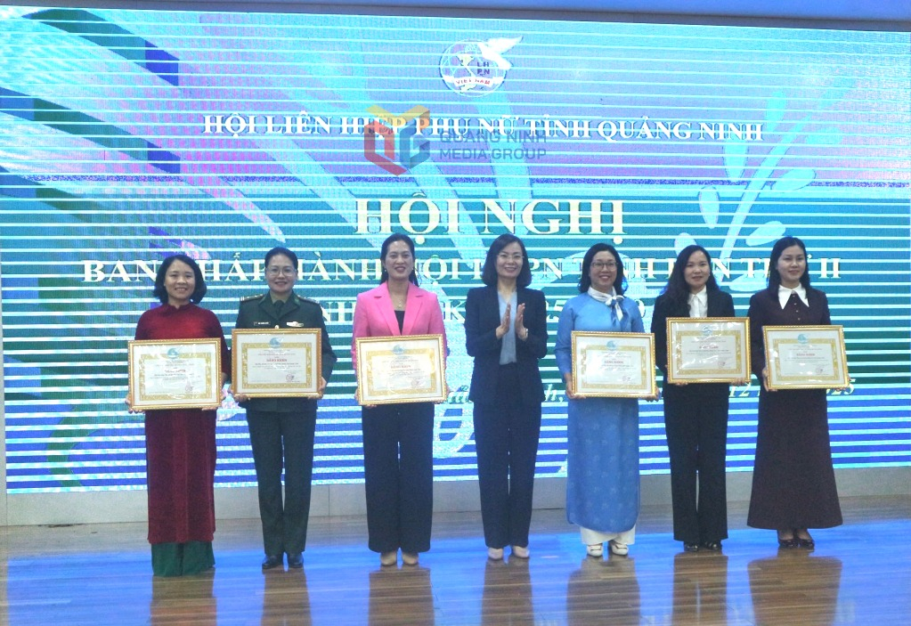 Các tập thể có thành tích xuất sắc nhận bằng khen của Trung ương Hội LHPN Việt Nam.