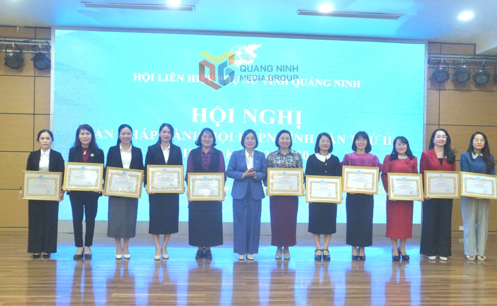 Các tập thể có thành tích xuất sắc nhận bằng khen của Hội LHPN tỉnh.