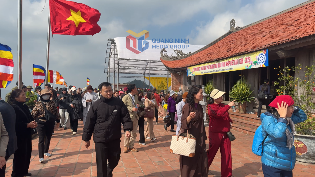 Đông đảo du khách hành hương về Chùa Ngọa Vân trong buổi sáng ngày 19/12