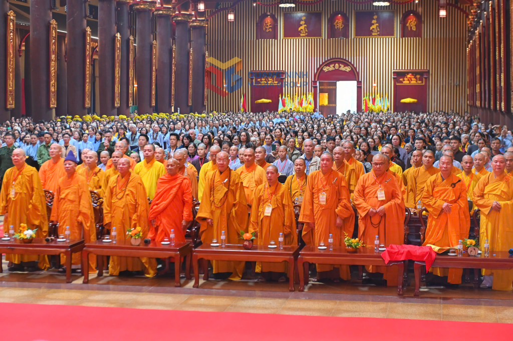 Các chư tôn đức giám phẩm Phật giáo thành kính dự Đại lễ tưởng niệm.