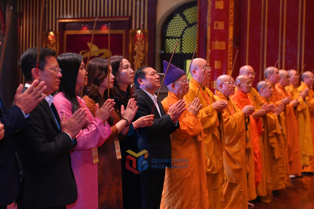 Các đại biểu cùng các chư tôn đức giáo phẩm, tăng, ni, phật tử đã thành kính dâng hương tưởng niệm, tri ân công đức của Đức vua – Phật hoàng Trần Nhân Tông.