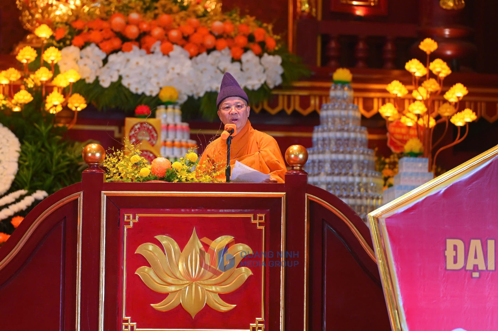 Hòa thượng Thích Thanh Quyết, Trưởng ban Giáo dục Phật giáo Giáo hội Phật giáo Việt Nam, Trưởng Ban Trị sự Giáo hội Phật giáo Việt Nam tỉnh Quảng Ninh đọc diễn văn ôn lại cuộc đời, sự nghiệp và tôn vinh công đức của Đức vua - Phật hoàng Trần Nhân Tông.