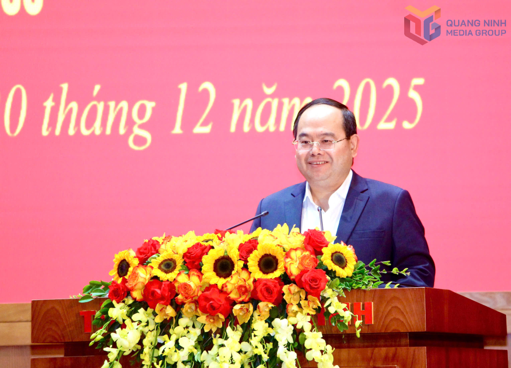 Đồng ch&iacute; Quản Minh Cường, B&iacute; thư Tỉnh ủy, Trưởng Đo&agrave;n ĐBQH tỉnh, ph&aacute;t biểu chỉ đạo hội nghị.