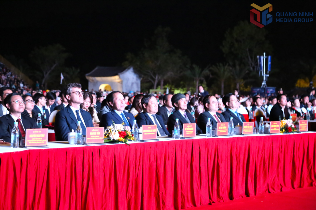 Các đại biểu theo dõi lễ đón nhận Bằng UNESCO ghi danh Quần thể di tích và di tích và danh thắng Yên Tử - Vĩnh Nghiêm - Côn Sơn, Kiếp Bạc là Di sản Văn hóa Thế giới.