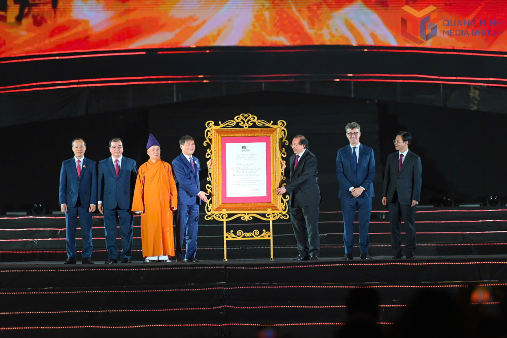 Đồng chí Tạ Quang Đông, Thứ trưởng Bộ Văn hóa, Thể thao và Du lịch trao bằng công nhận cho lãnh đạo 3 tỉnh, thành phố: Quảng Ninh, Hải Phòng, Bắc Ninh.