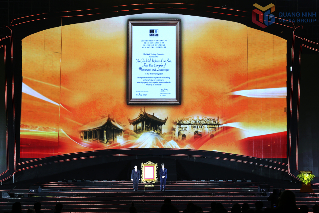 Ông Jonathan Baker, Trưởng đại diện Tổ chức giáo dục, khoa học và văn hóa Liên hợp quốc - UNESCO tại Việt Nam trao tặng bằng công nhận di sản văn hóa thế thế Quần thể di tích và danh thắng Yên Tử - Vĩnh Nghiêm - Côn Sơn, Kiếp Bạc cho đồng chí Tạ Quang Đông, Thứ trưởng Bộ Văn hóa, Thể thao và Du lịch.