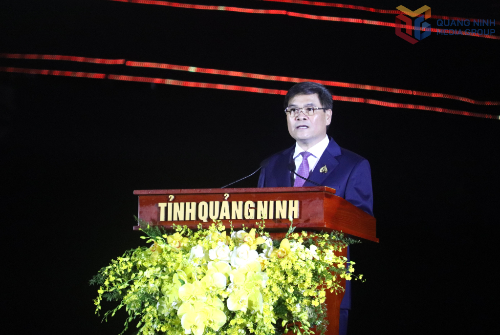 Đồng chí Bùi Văn Khắng, Phó Bí thư Tỉnh ủy, Chủ tịch UBND tỉnh Quảng Ninh, đại diện các địa phương có di sản phát biểu tại buổi lễ.