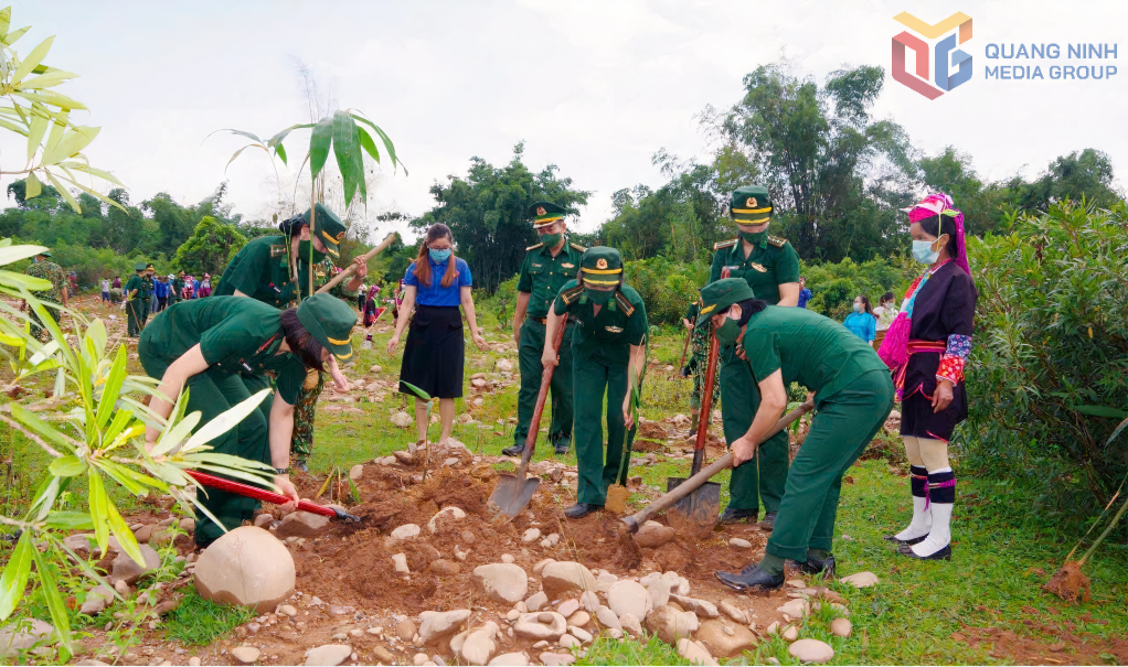 Hội Phụ nữ BĐBP tỉnh trồng tre bảo vệ biên giới (Ảnh do đơn vị cung cấp).