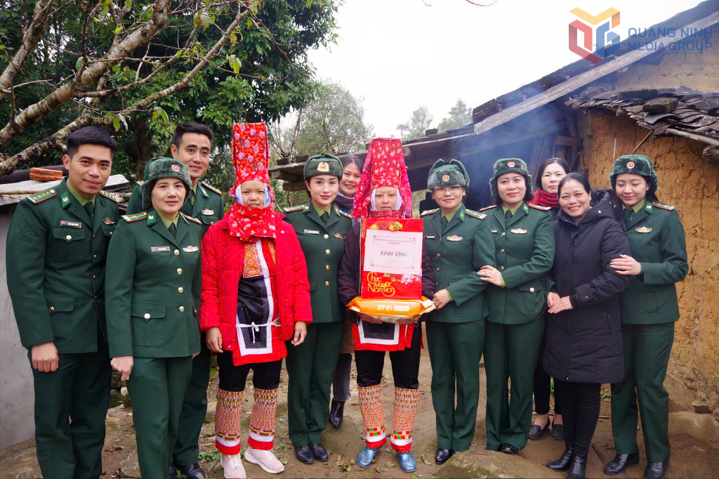 Hội phụ nữ thăm và tặng quà cho gia đình phụ nữ có hoàn cảnh khó khăn tại bản Sông Mooc, xã Hoành Mô. (Ảnh do đơn vị cung cấp).