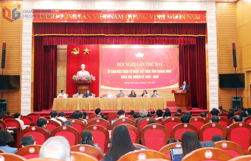 Đồng chí Vũ Quyết Tiến, Phó Bí thư Tỉnh ủy, Chủ tịch Ủy ban MTTQ tỉnh dự và chủ trì hội nghị.