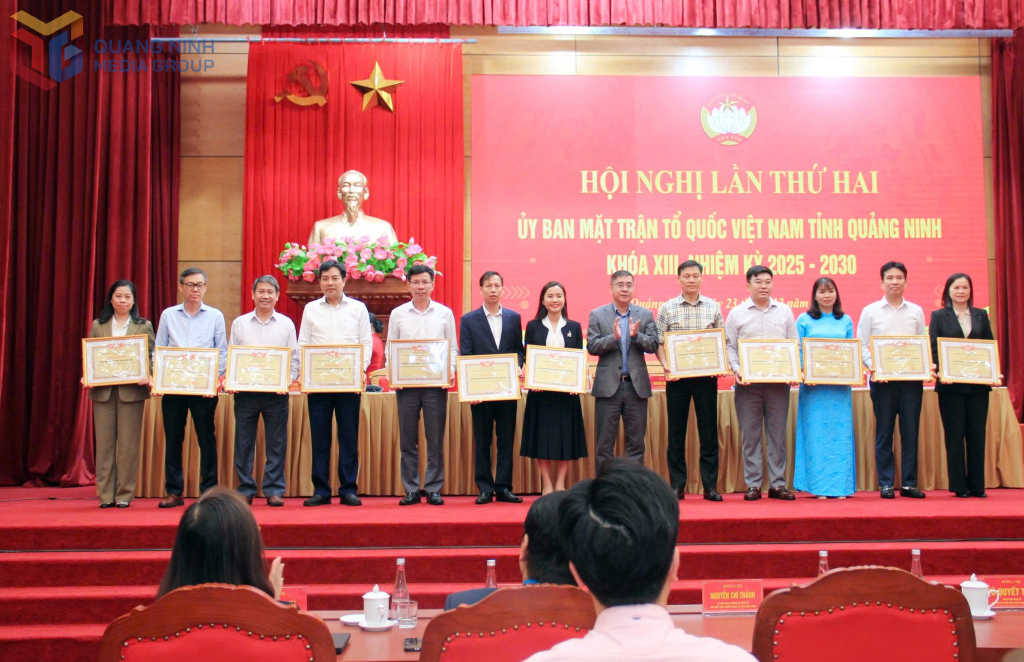 Nhiều tập thể có thành tích xuất sắc trong công tác Mặt trận và phong trào thi đua năm 2025 được biểu dương, khen thưởng.