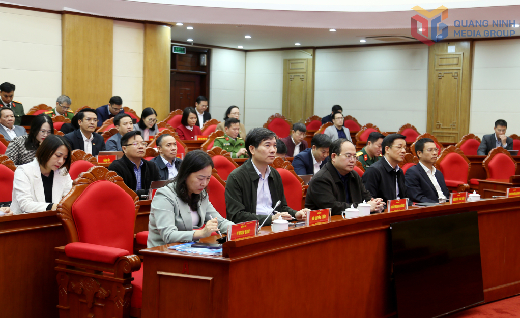 Đồng chí Quản Minh Cường, Bí thư Tỉnh ủy, Trưởng Đoàn ĐBQH tỉnh, Trưởng Ban Chỉ đạo phát triển khoa học công nghệ, đổi mới sáng tạo và chuyển đổi số tỉnh cùng các đại biểu dự hội nghị qua truyền hình trực tuyến.