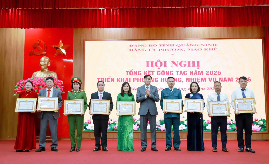 Đồng chí Mạo Khê, Bí thư Đảng ủy tặng Bằng khen cho các tổ chức Đảng trực thuộc hoàn thành xuất sắc nhiệm vụ tiêu biểu năm 2025