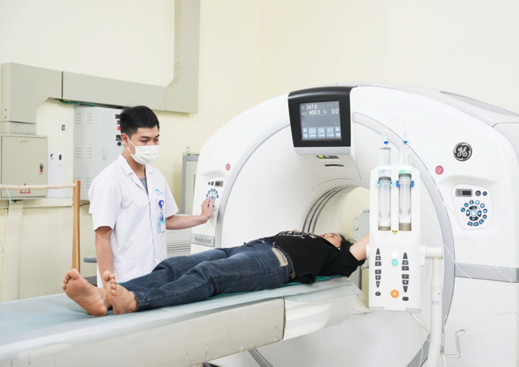 Bệnh viện Bãi Cháy đã đầu tư, triển khai thử nghiệm bộ xử lý hình ảnh AI hiện đại tại khoa Chẩn đoán hình ảnh để hỗ trợ bác sĩ đọc phim CT Scanner lồng ngực. Ảnh: Mạc Thảo (Bệnh viện Bãi Cháy)