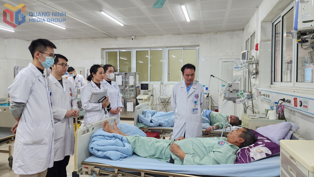 Các y, bác sĩ Khoa Cấp cứu - Hồi sức tích cực - Chống độc (Bệnh viện Đa khoa khu vực Tiên Yên) thăm, khám sức khỏe cho người bệnh.