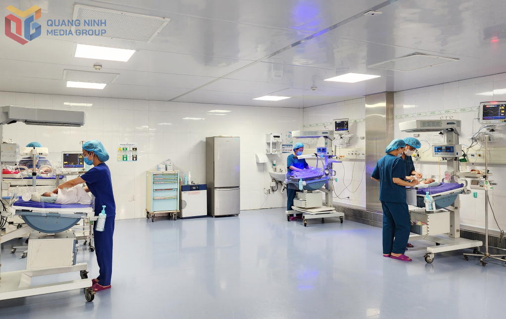 Chăm sóc, điều trị cho trẻ sơ sinh tại khoa Sơ sinh, Bệnh viện Sản Nhi Quảng Ninh.