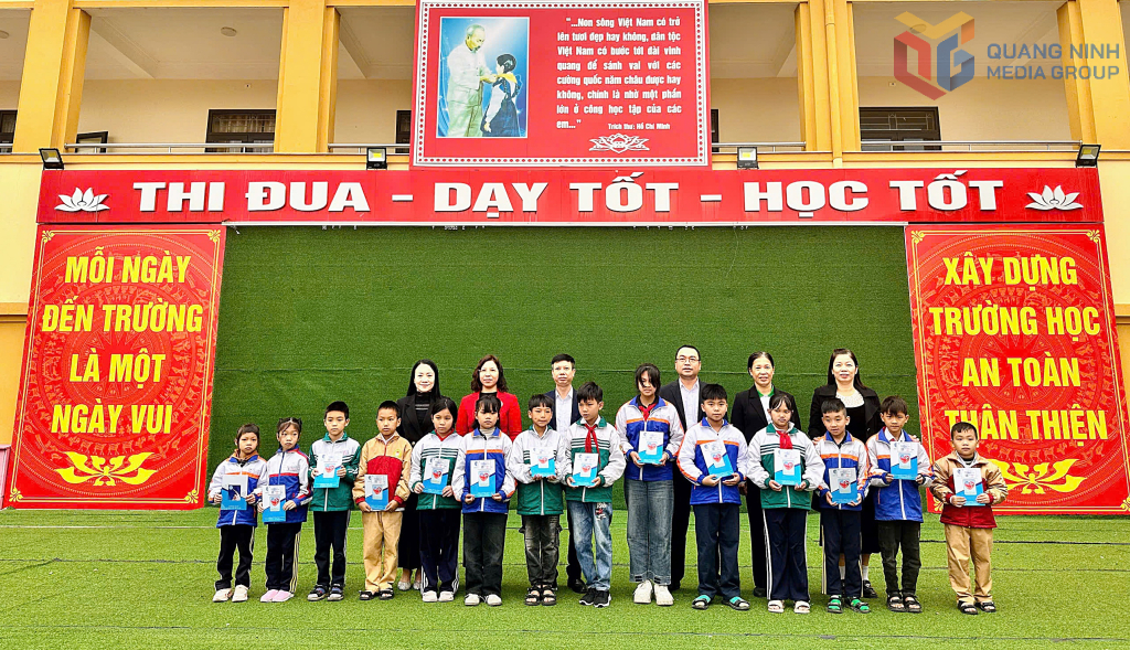 Lãnh đạo BHXH tỉnh và Hội Chữ thập đỏ tỉnh cùng nhà tài trợ trao tặng thẻ BHYT cho học sinh có hoàn cảnh khó khăn tại Trường Tiểu học Phong Cốc II (phường Phong Cốc).