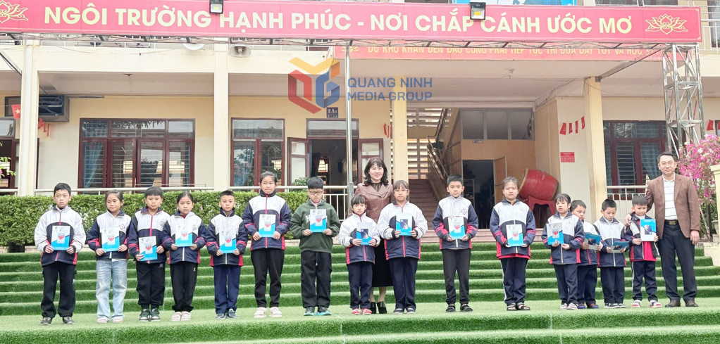 BHXH tỉnh và Bệnh viện Đa khoa tỉnh trao tặng thẻ BHYT cho các em học sinh Trường Tiểu học Lý Thường Kiệt (phường Việt Hưng).