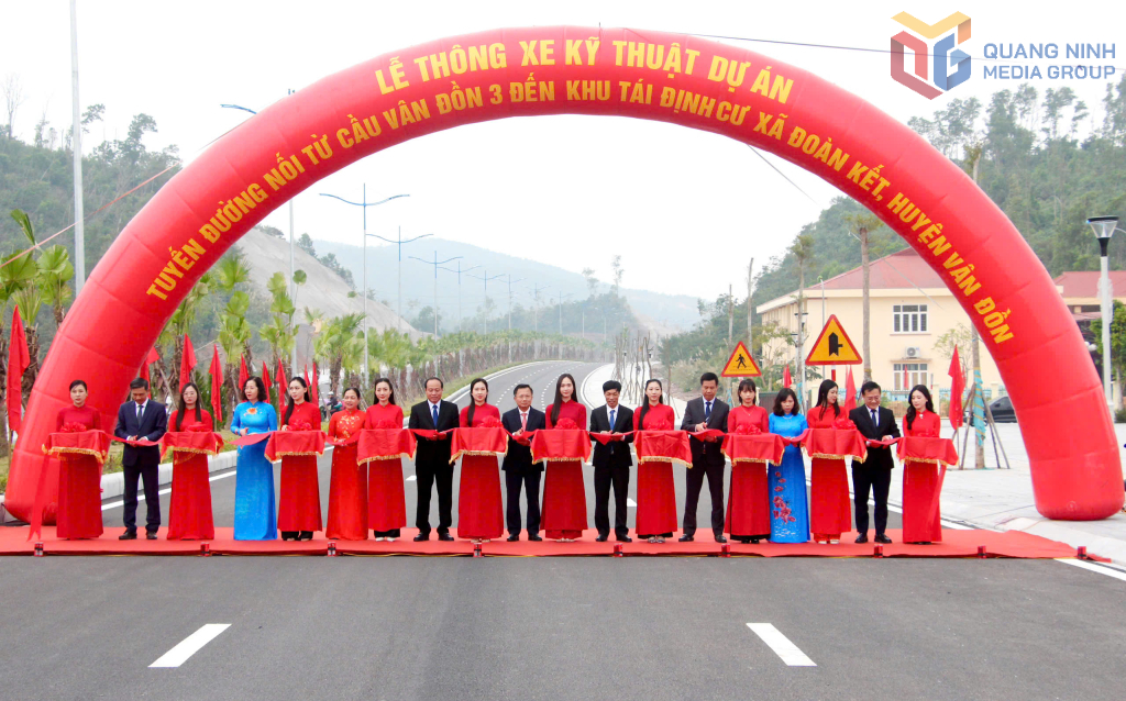 Các đại biểu cắt băng thông xe kỹ thuật dự án tuyến đường nối cầu Vân Đồn 3 đến khu tái định cư Đoàn Kết.