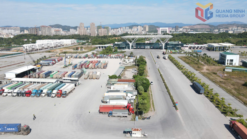 Hạ tầng XNK Lối thông quan cầu Bắc Luân II, phường Móng Cái 1