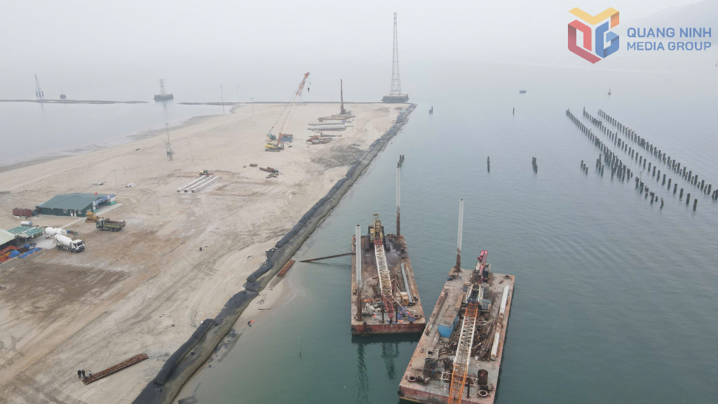 Thi công Cảng tổng hợp Vạn Ninh, phường Móng Cái 2