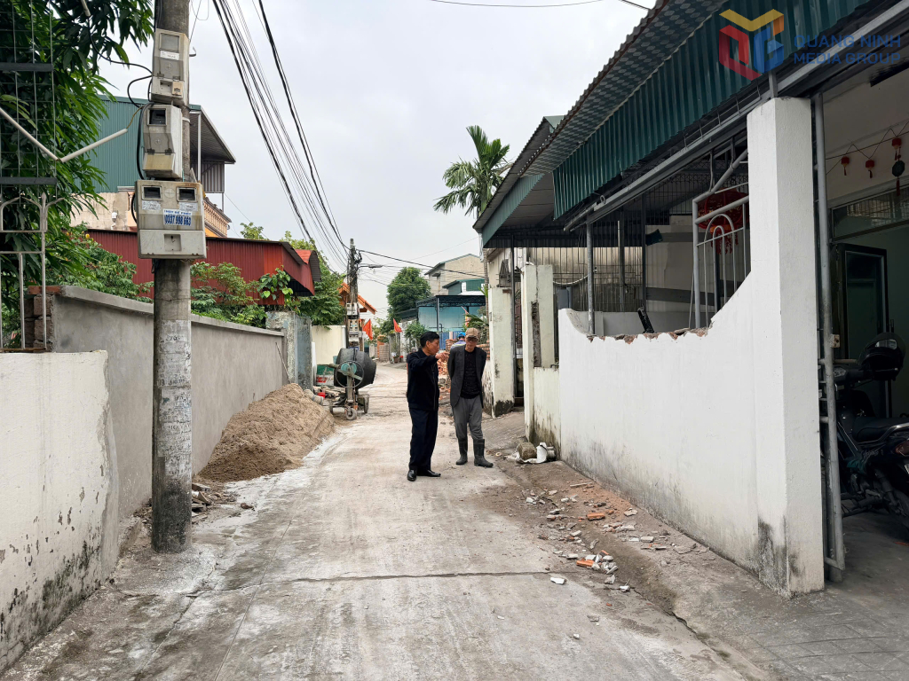 Nhân dân khu Vĩnh Tuy 1, phường Mạo Khê tự nguyện hiến đất, dịch tường rào, mở rộng tuyến đường.