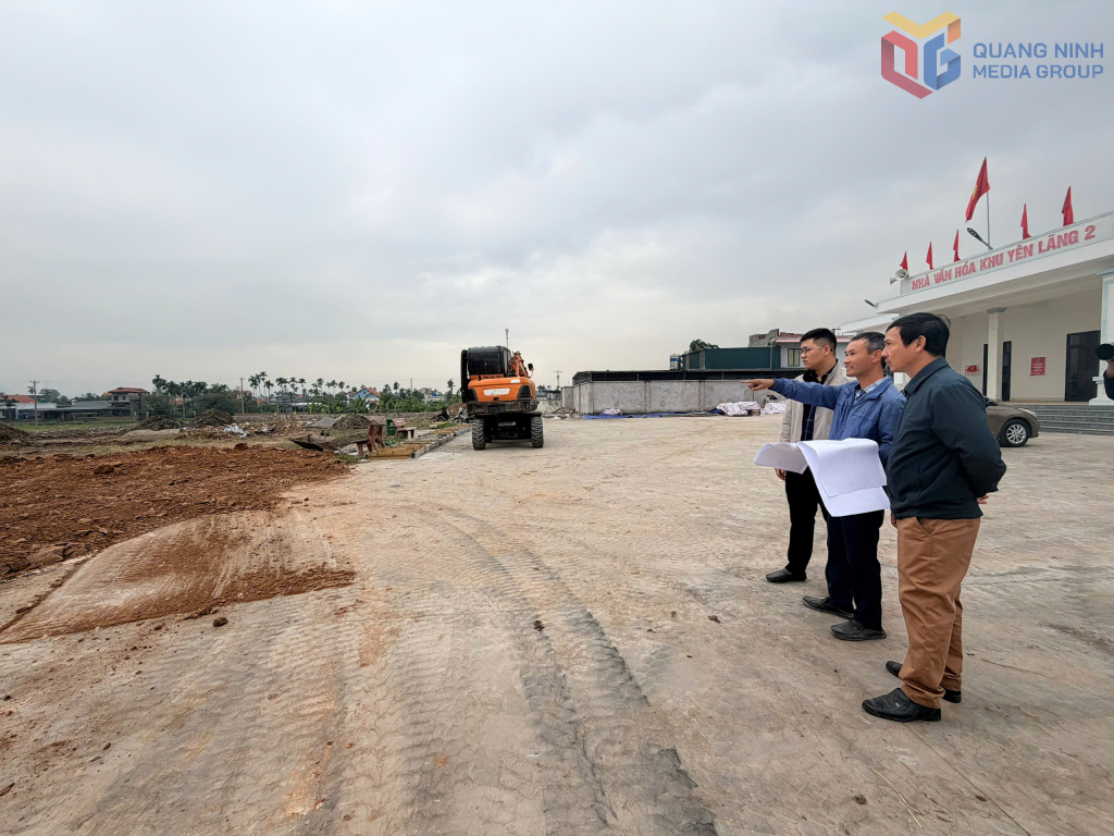 Công trình vườn hoa nhà văn hoá khu Yên Lãng 2, phường Mạo Khê đang được đầu tư xây dựng.