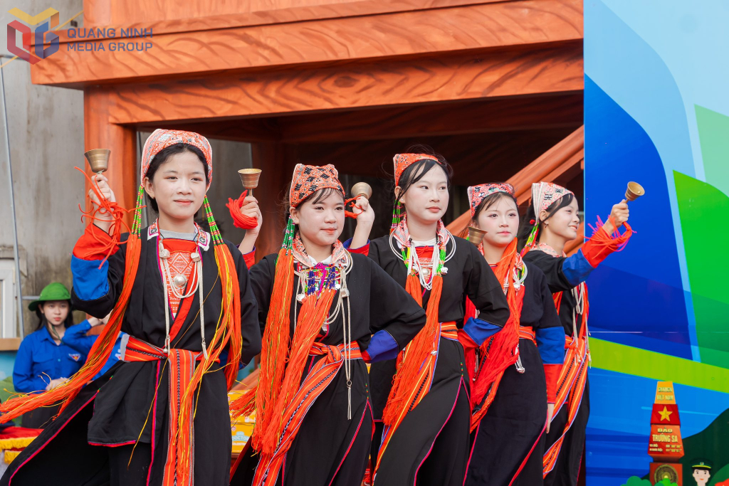 Thanh thiếu nhi phường Yên Tử là lực lượng xung kích tham gia các hoạt động văn hóa, văn nghệ tại các sự kiện, chương trình, lễ hội truyền thống địa phương.