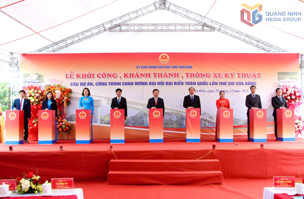 Các đại biểu ấn nút, khởi công 12 dự án.