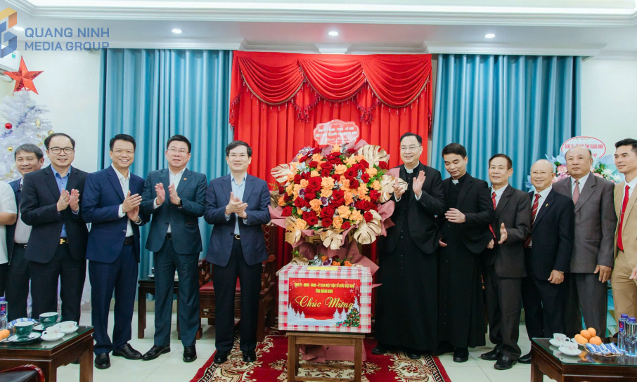  Phó Bí thư Tỉnh ủy, Chủ tịch Uỷ ban MTTQ tỉnh Vũ Quyết Tiến thăm, chúc mừng Giáo xứ Hòn Gai nhân dịp Giáng sinh