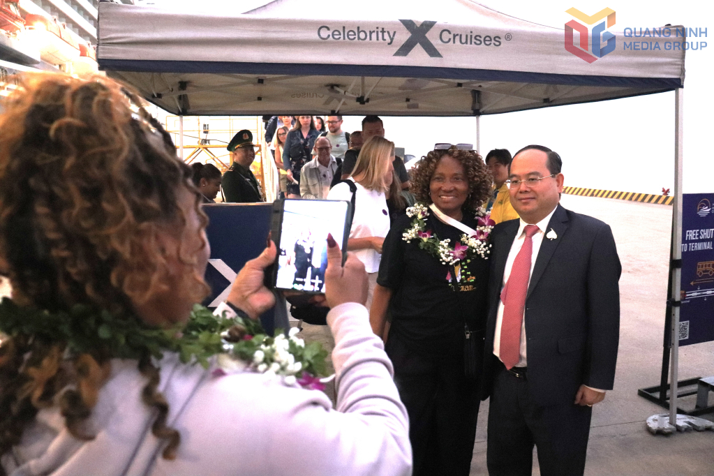 Du khách chụp hình cùng lãnh đạo tỉnh Quảng Ninh.