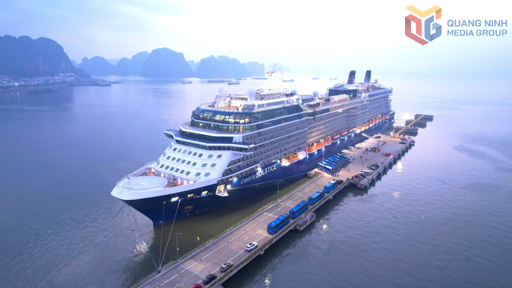 Tàu Celebrity Solsticelà một trong những tàu biển lớn, quen thuộc, thường xuyên đưa khách du lịch đến Quảng Ninh.