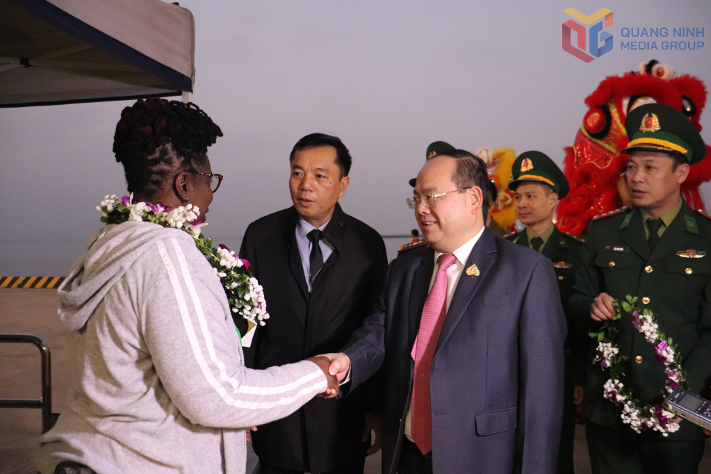 Đồng chí Quản Minh Cường chúc mừng năm mới các vị khách tàu biển đầu tiên.