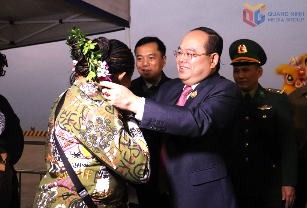 Đồng chí Bí thư Tỉnh ủy tặng hoa du khách.