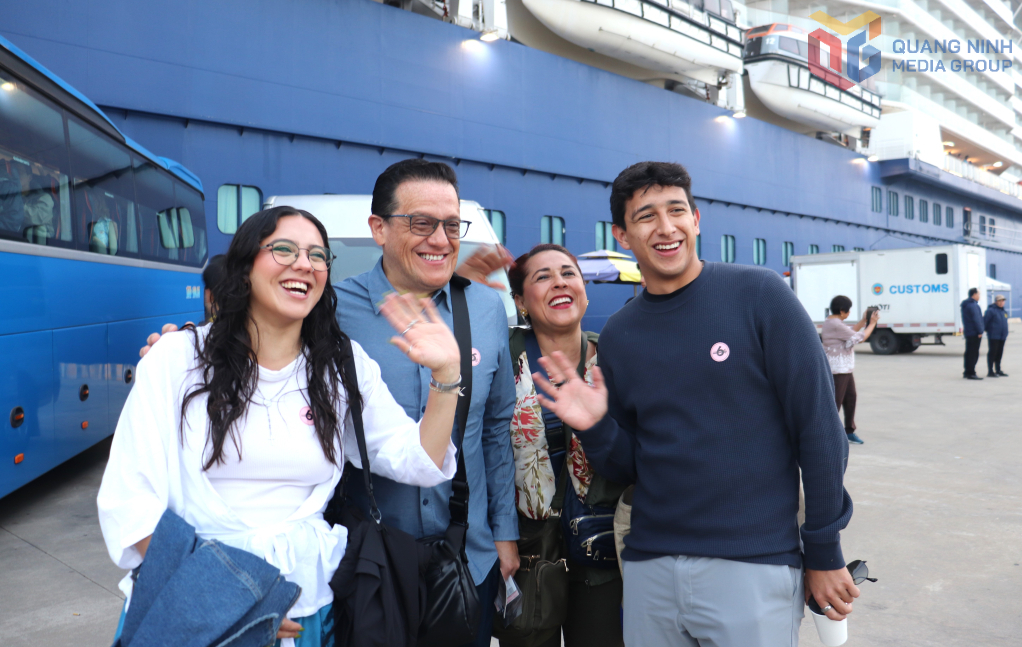 Du khách tàu biển hân hoan, phấn khởi khi đến Quảng Ninh nhân dịp đầu năm mới.