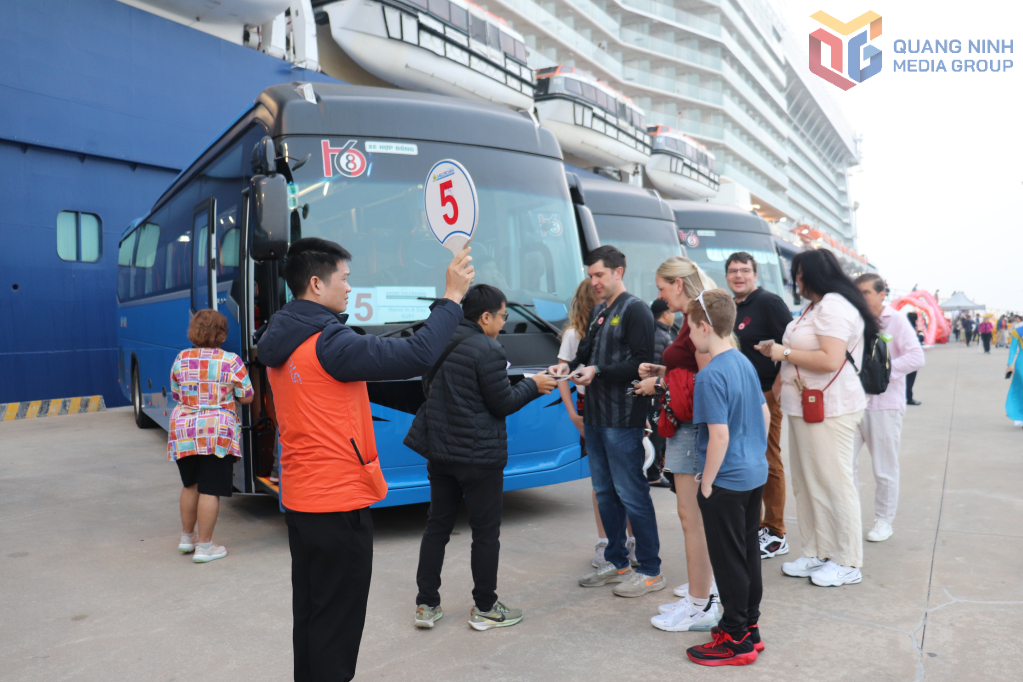 Các đoàn khách tấp nập lên xe chuẩn bị tham quan điểm du lịch nổi tiếng của Quảng Ninh.