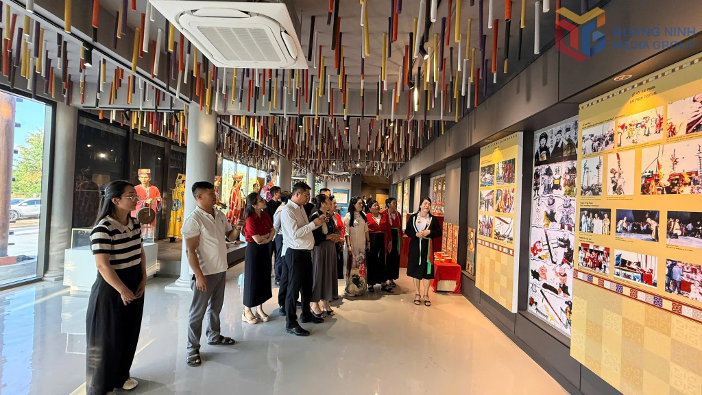 Du khách xem hình ảnh số hoá tại Làng văn hoá du lịch cộng đồng dân tộc Sán Dìu.